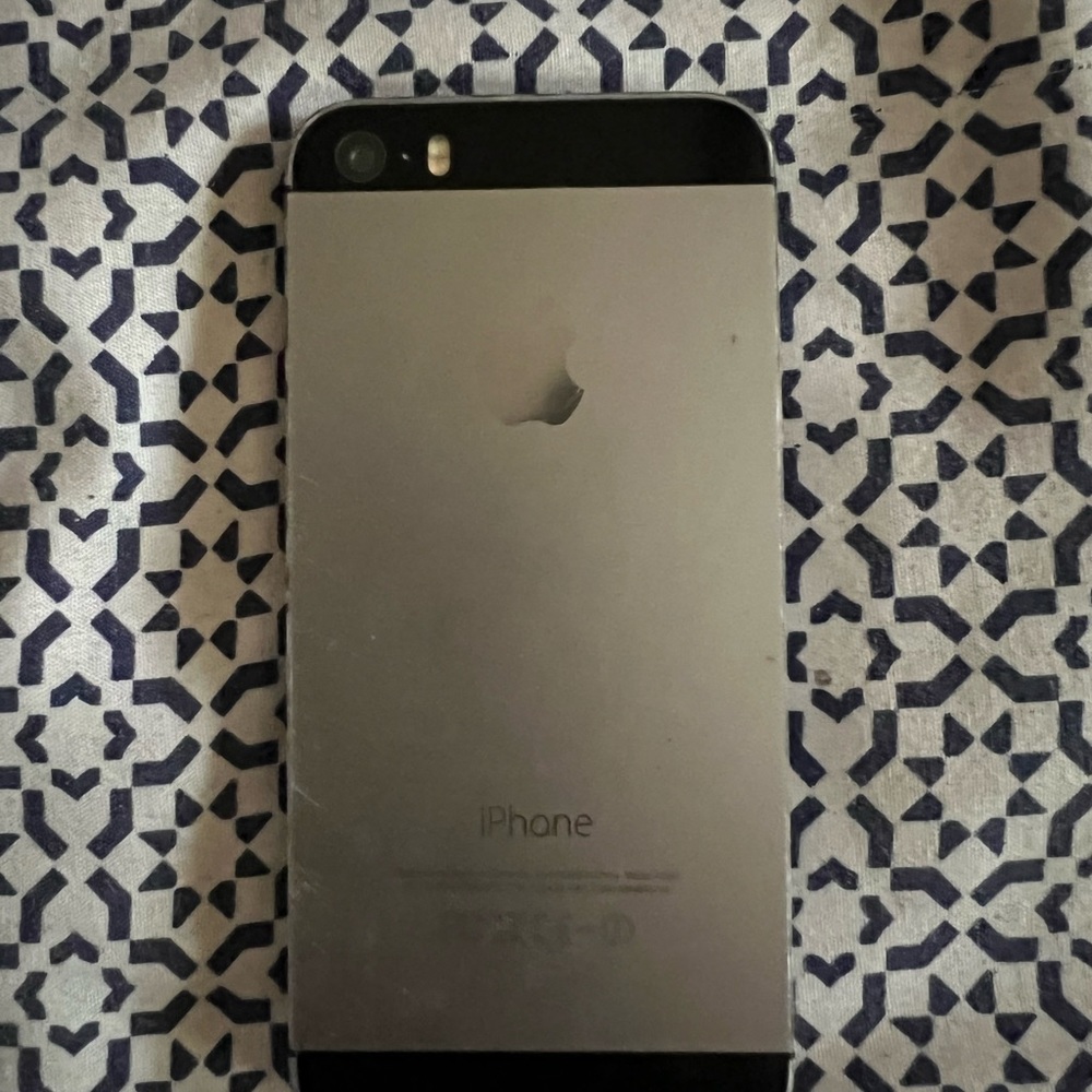 4 iPhones - Picture 5 of 8